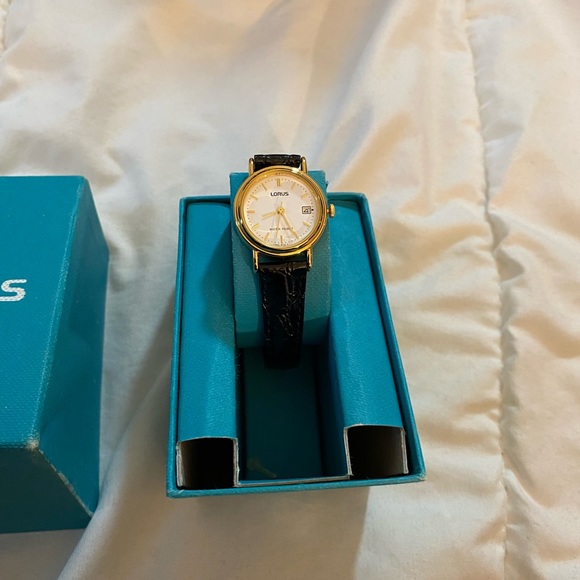 Lorus watch quartz is beautiful for women.New - Picture 3 of 4